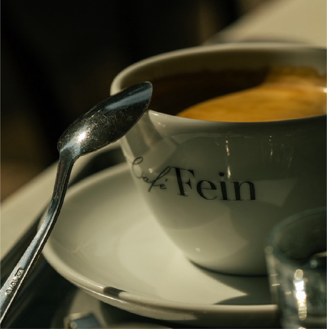 Genießen Sie im Café Fein feinen Kaffee aus bedruckten Kaffeetassen!